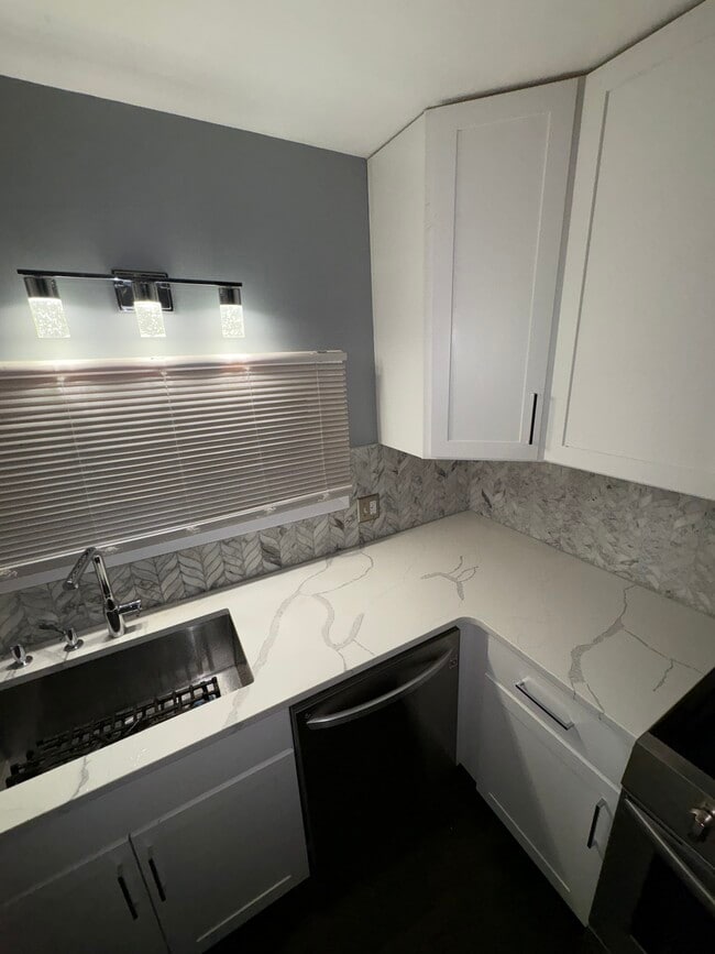 Kitchen - 15 Beverly Hl