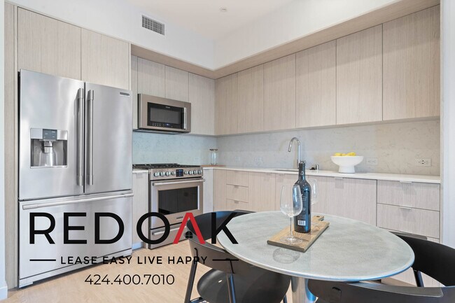 Foto del edificio - Luxurious Two Bedroom with Sunny Windows, ...