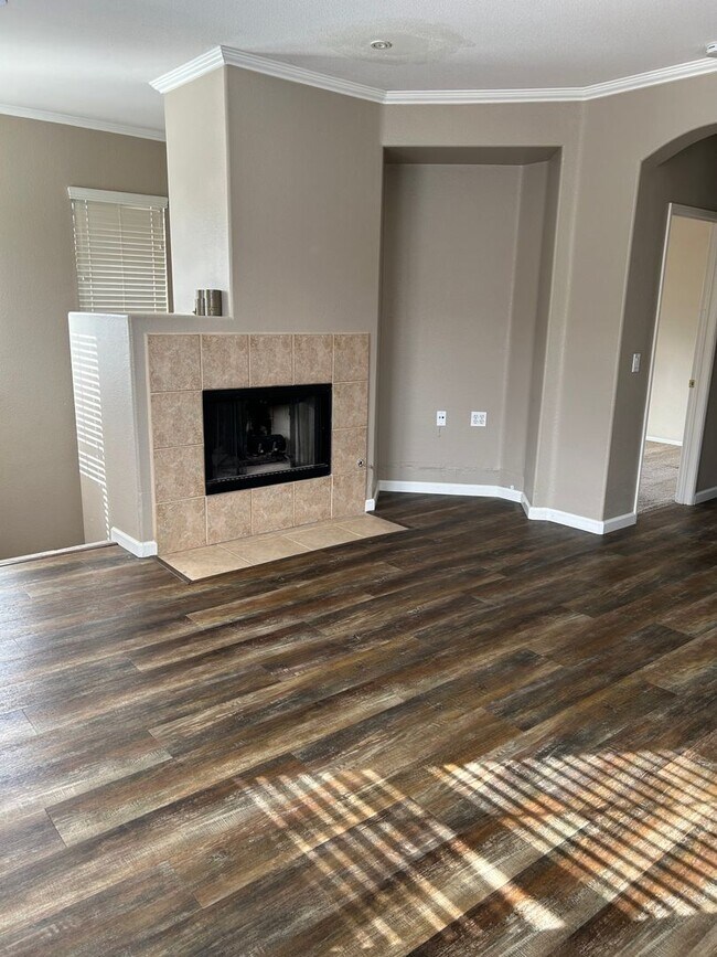 Building Photo - Charming Corner Unit in Oceanside