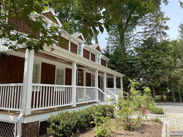 Foto principal - 261 E Saddle River Rd