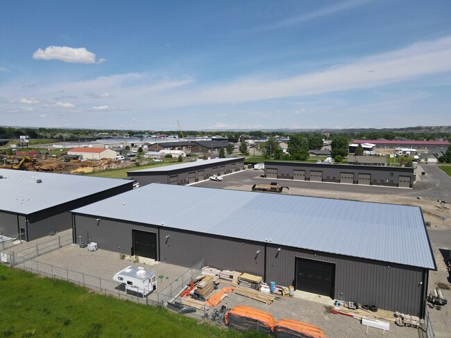 Foto del edificio - 3734 Cresent Lake Rd