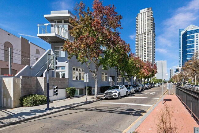 Foto del edificio - Live in one of San Diego’s most desirable locations in This award-winning architectural gem, "7 o...
