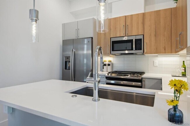 Building Photo - Brand New Build Townhome with Rooftop and ...