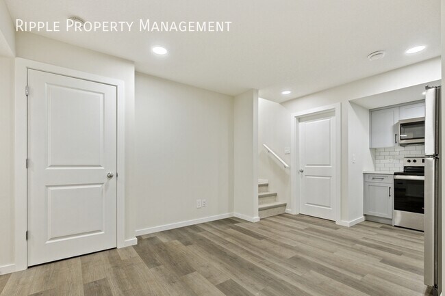 Photo du bâtiment - WONDERFUL 1 BED/ 1 BATH LOWER UNIT | PET FRIENDLY