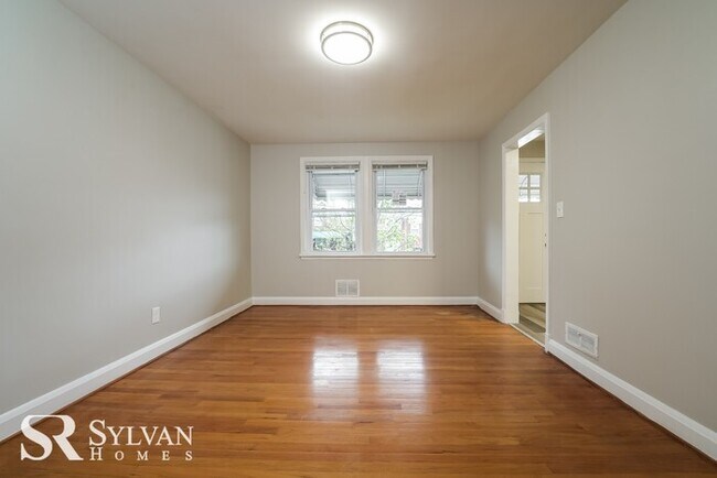 Building Photo - Lovely 3BR 1.5BA brick townhome
