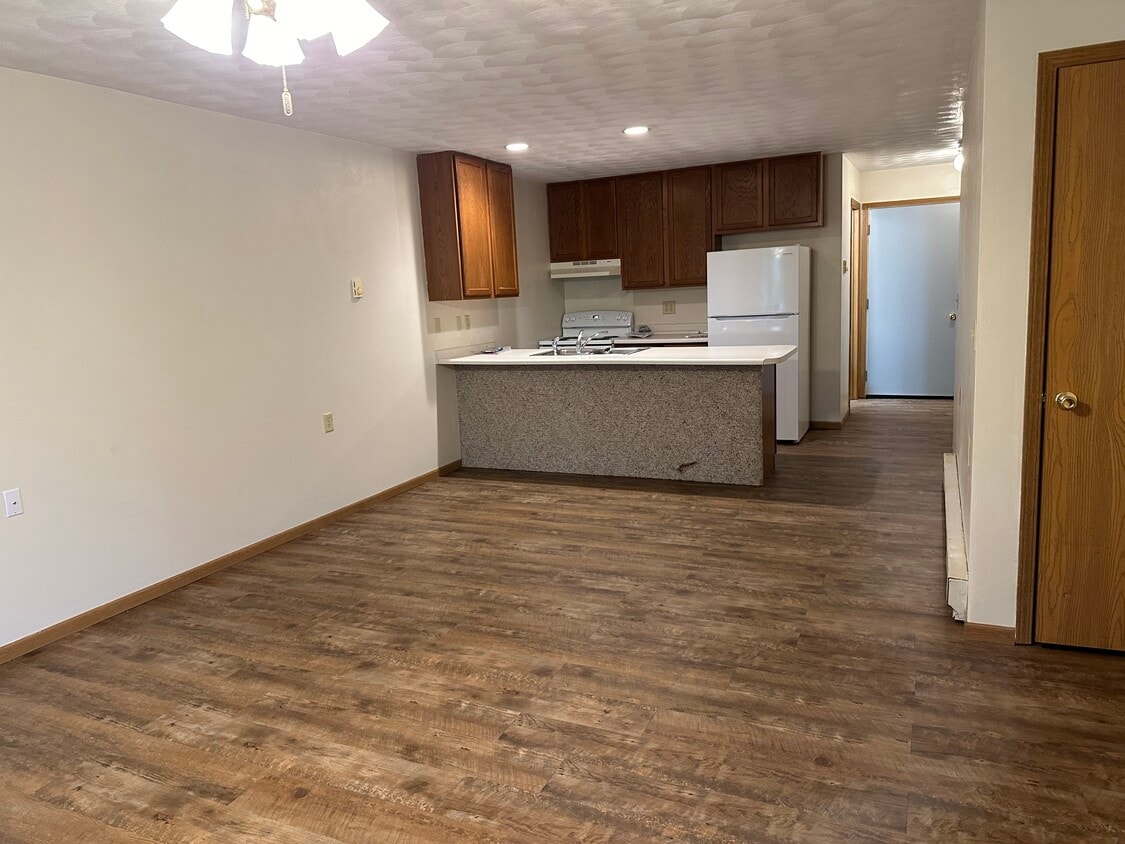 Primary Photo - 1062 Lakeshore Dr