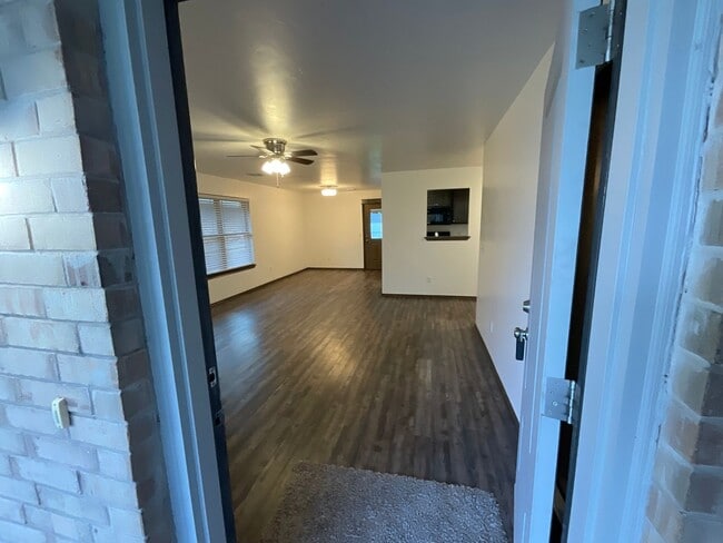 Building Photo - 3 Bed, 2 Bath, 2 Car Garage