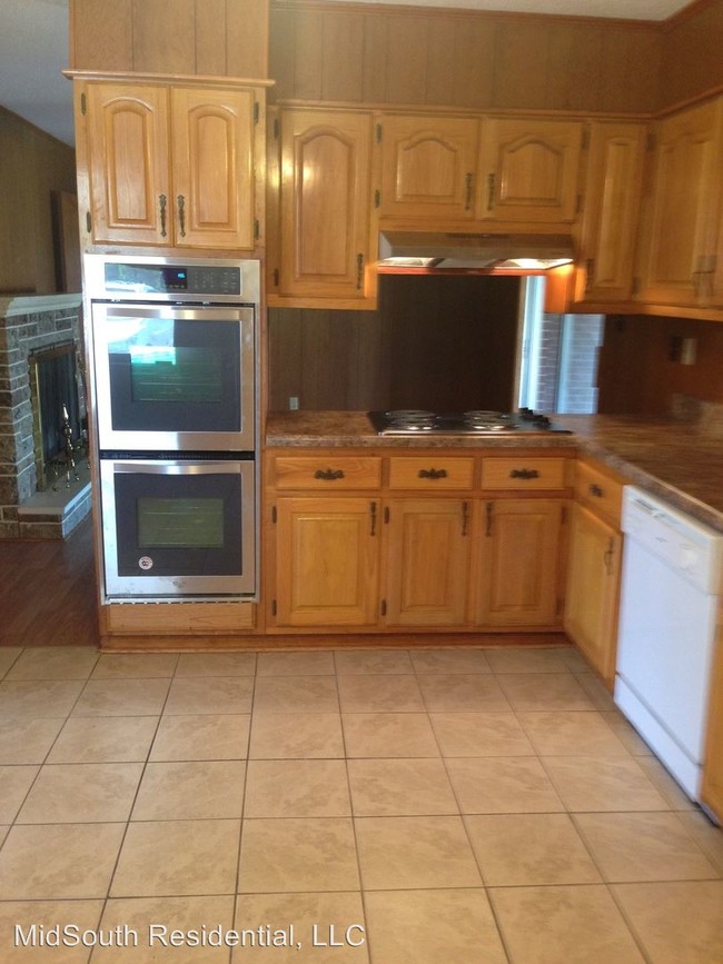 Building Photo - 715 Ray Bluff Rd