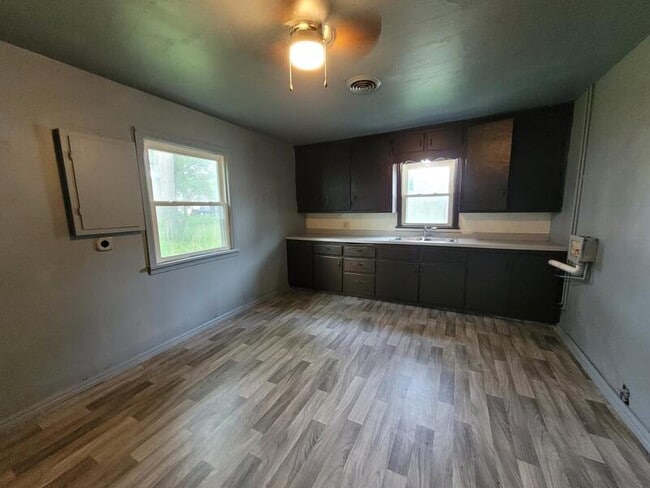 Building Photo - 929 Biemeret St