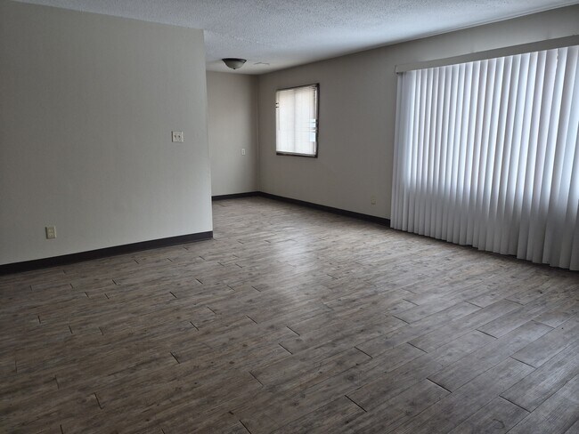 Foto del edificio - 1611 Center Point Rd NE