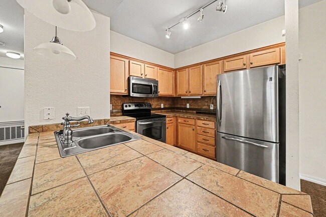 Building Photo - 2450 Windrow Dr