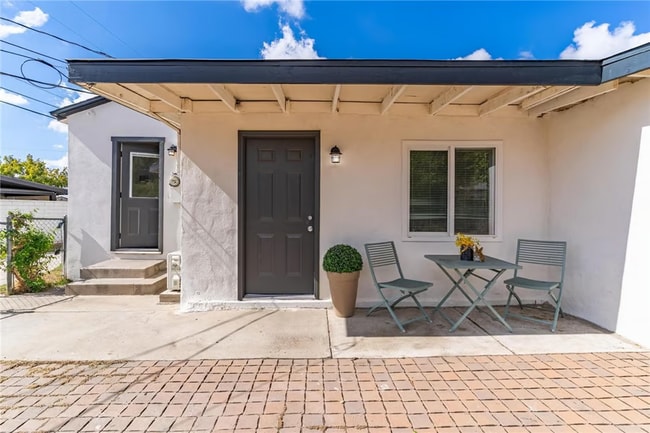 Entrance - 1649 Crestview Ave