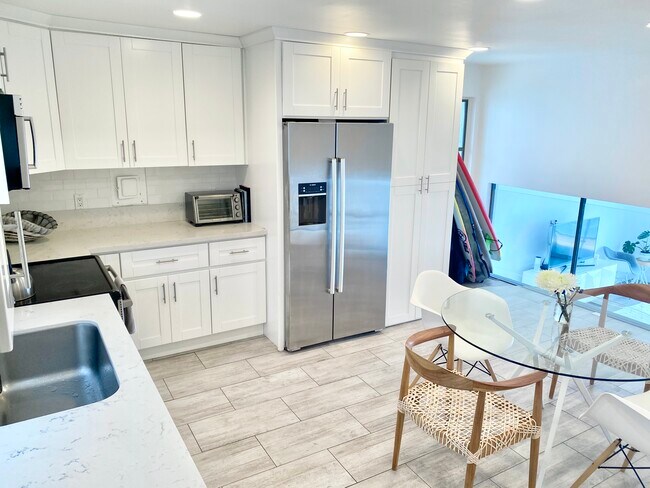 Cocina de diseño abierto - 18203 Coastline Dr