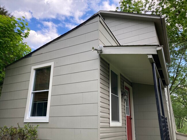 Building Photo - 701 Maple Way