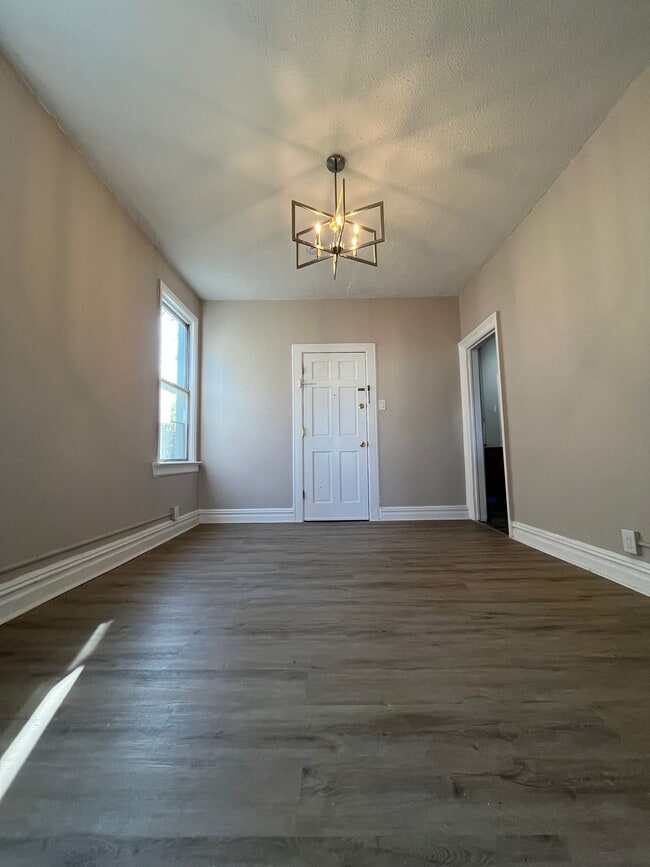 Foto del edificio - 244 Duncan Ave