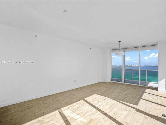 Foto del edificio - 600 NE 27th St