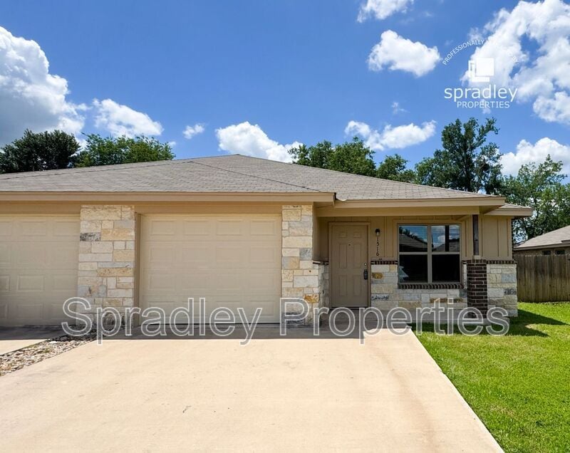 Foto principal - 1516 Brazos Rd