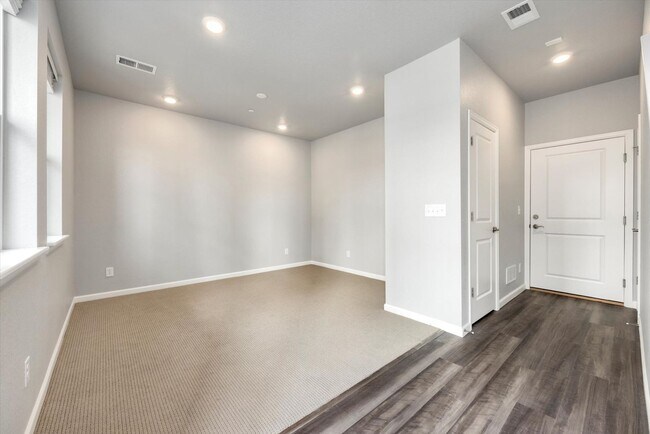 Foto del edificio - Gorgeous NEW Three Story Townhome with two car attached garage!