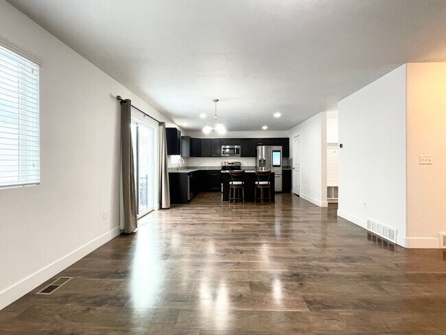 Building Photo - Lovely 2 Story Home in Saratoga Springs!