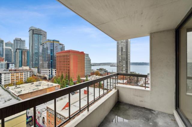 Foto principal - 2 bedroom in Seattle WA 98121