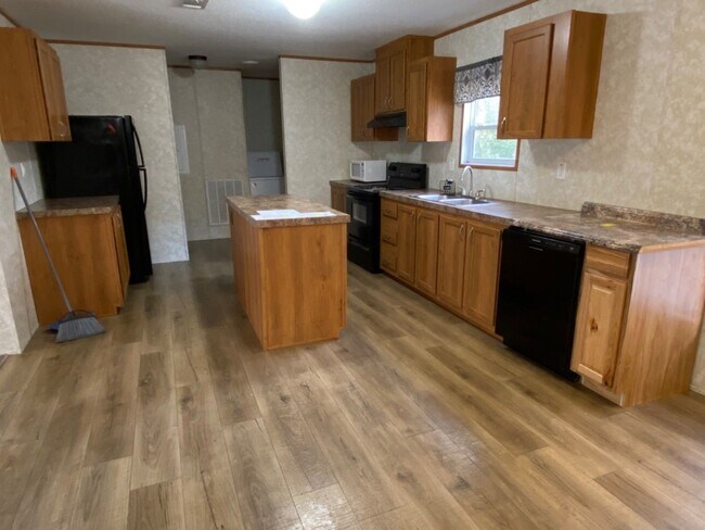 Building Photo - Newer 3 bedroom, 2 bath manufactured home ...