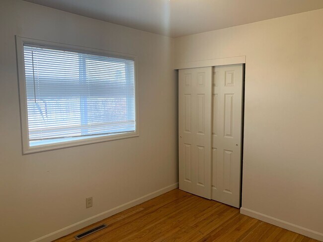 Building Photo - Fantastic 3BD/1BA!