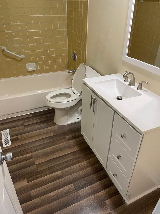 Baño completo en el piso superior - 221 Bailiff Ct