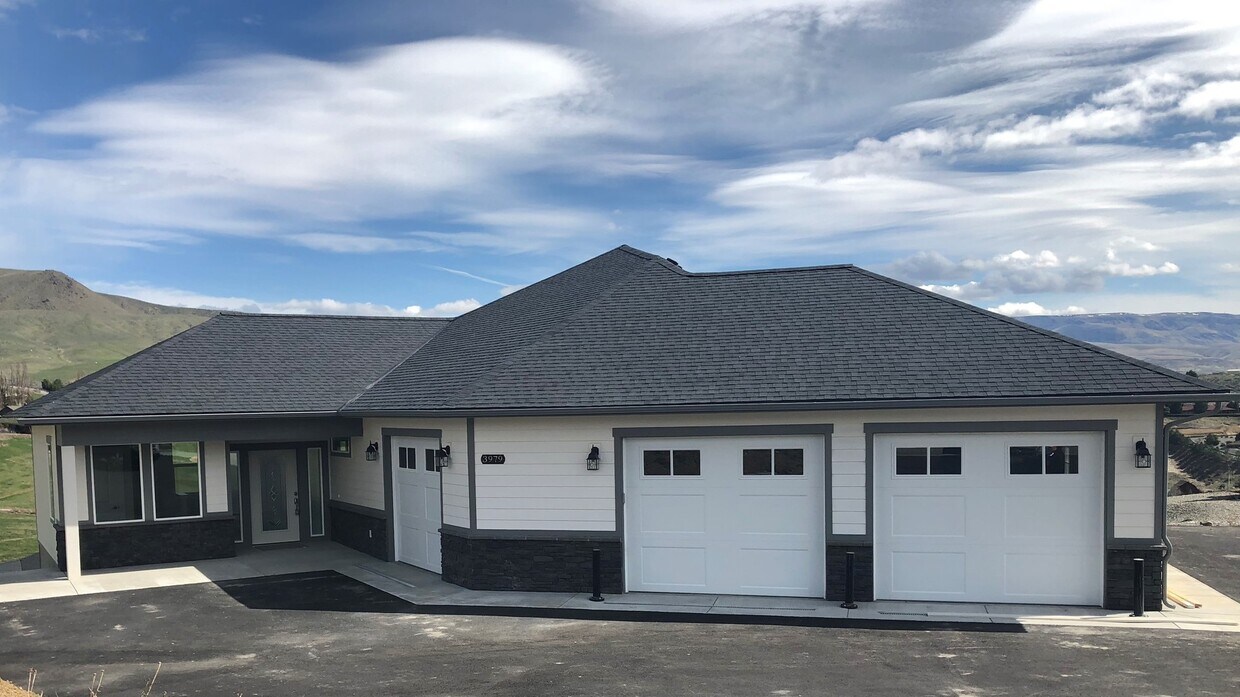 Foto principal - Beautiful 5 bedroom, 4 bath home with wrap...