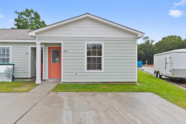 Building Photo - 957 Middle Ln