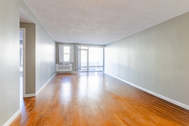 Building Photo - 100 Marion St