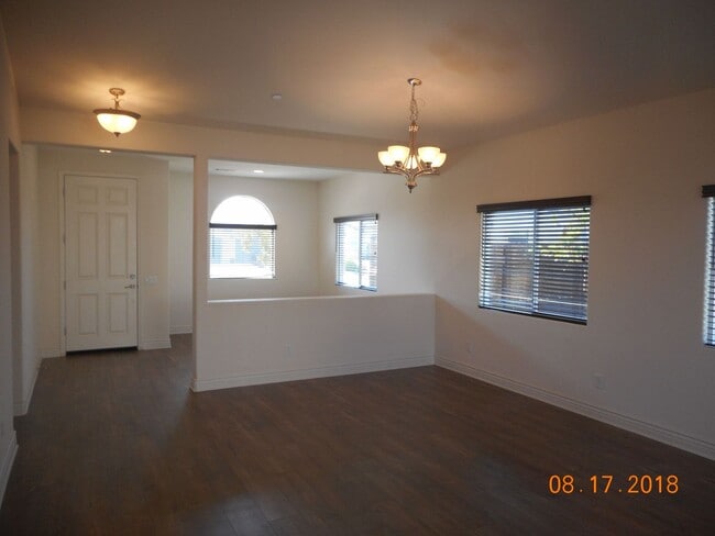 Building Photo - 305 Hampton Dr