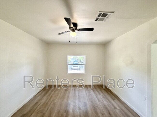 Foto del edificio - 2214 S Poplar St