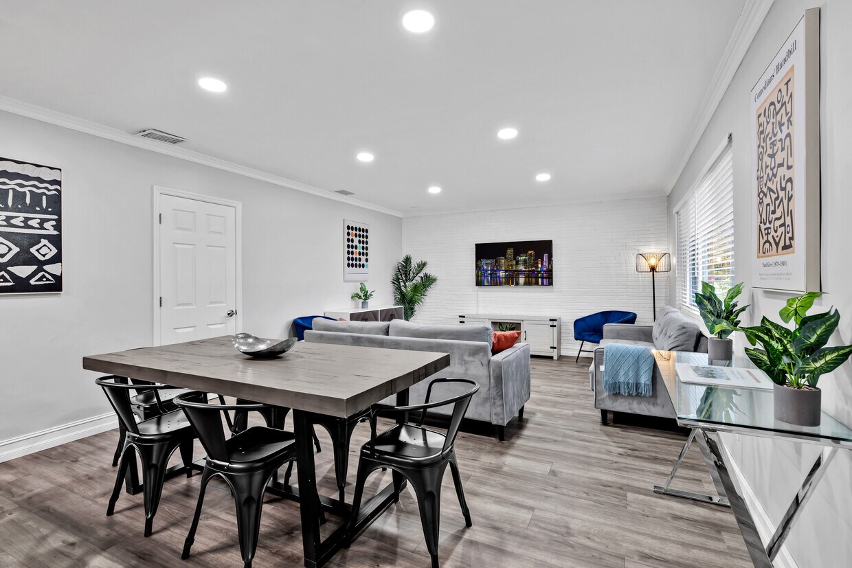 Foto principal - 6860 Tyler St