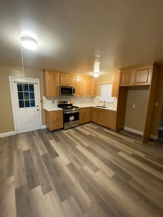 Foto del edificio - 3 bedroom home with newly remodeled kitchen!