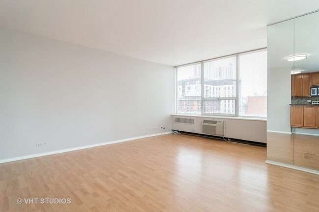 Foto del edificio - 70 W Burton Pl