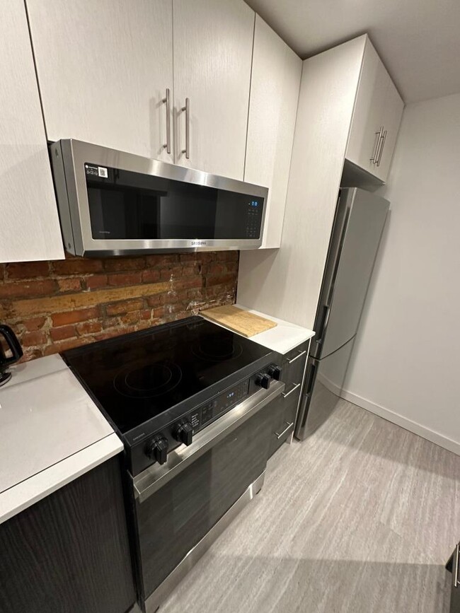 Building Photo - 1711 Saint Denis St