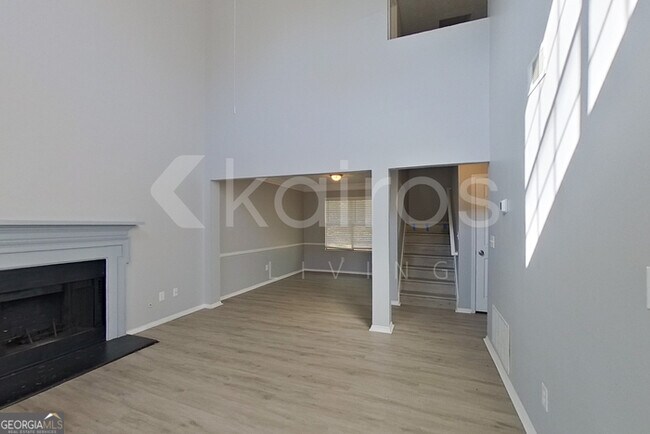 Building Photo - 3160 Creekwood Dr