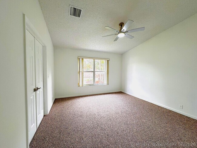 Foto del edificio - 703 Crosswinds Dr
