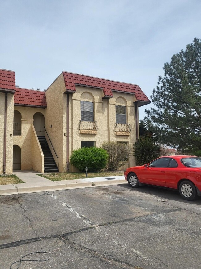 Building Photo - 837 Country Club Dr SE