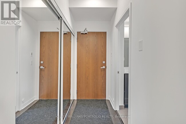 Photo du bâtiment - 365 Prince of Wales Dr