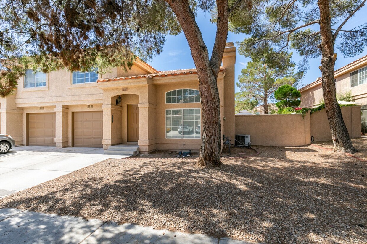 Foto principal - Charming 2-Bed, 2.5-Bath Townhouse in Prim...
