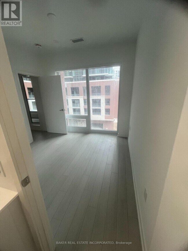 Photo du bâtiment - 4010 Eglinton Ave W