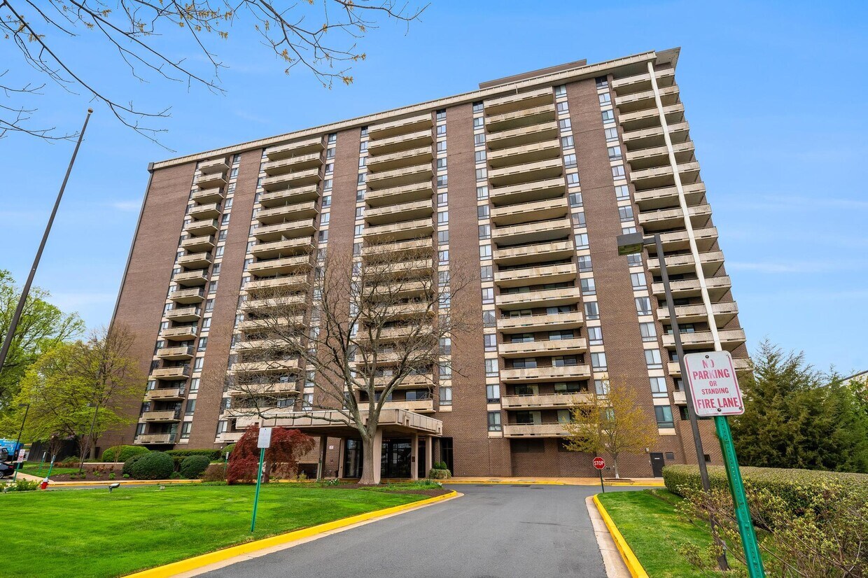 Photo - 1800 Old Meadow Rd (McLean, VA)