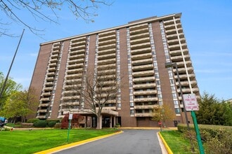 Building Photo - 1800 Old Meadow Rd