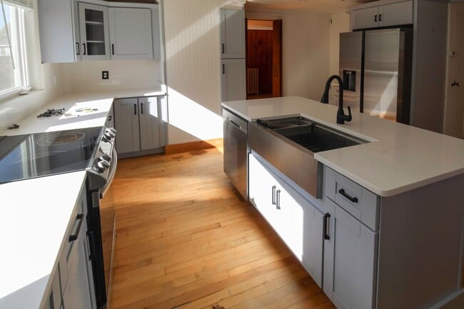 Foto del edificio - Beautiful 3-Bedroom Colonial on 1.3 Acres ...