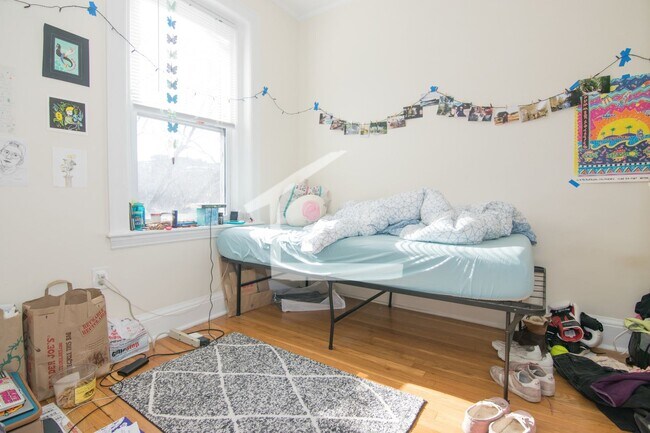 Foto del edificio - check out the hottest 4 bed 2 bath in Coolidge Corner....