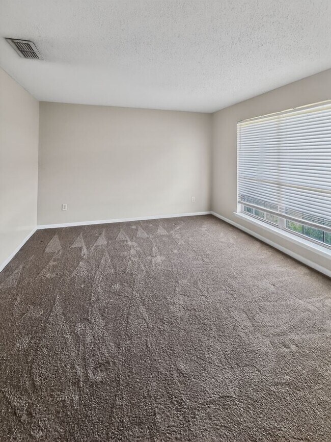 Foto del edificio - RATE DROP ALERT (was $2200/month) and MOVE-IN SPECIAL: 1st FULL MONTH'S RENT FREE*
