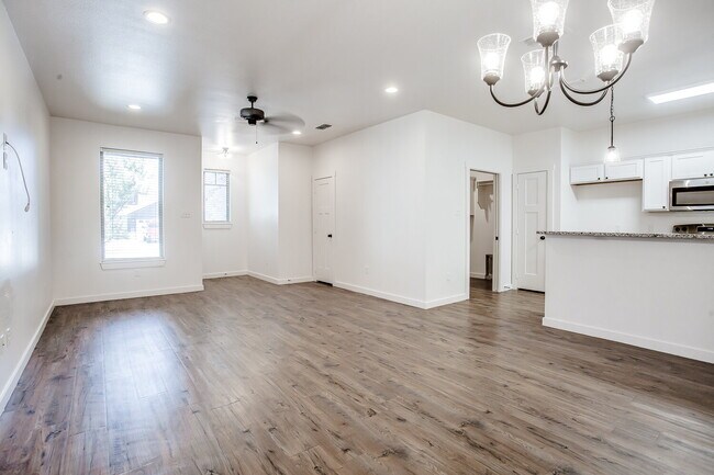Building Photo - Perfect 2 Bedroom, 2 Bath!