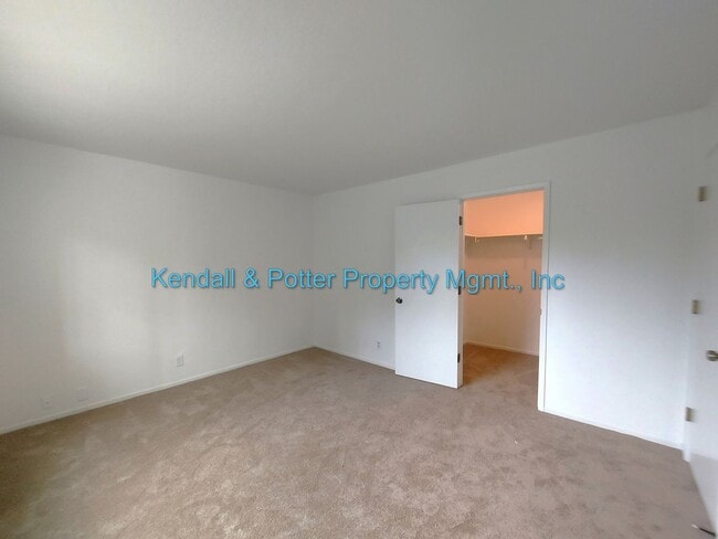 Building Photo - Spacious 2br Duplex with Yard!