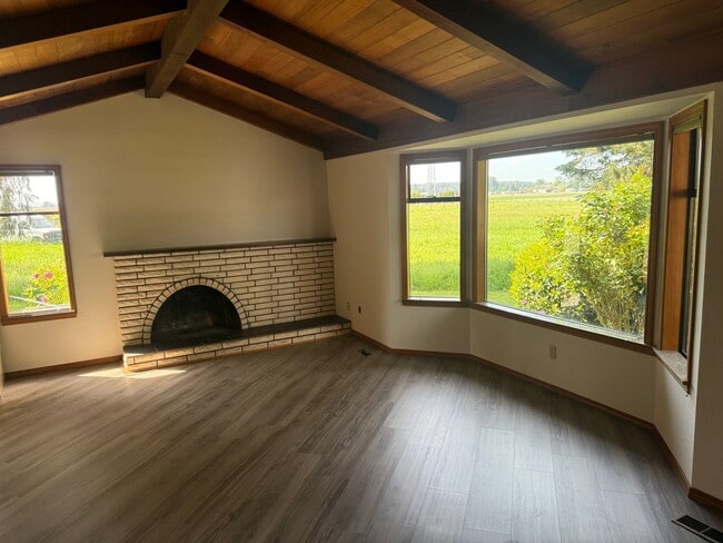 Building Photo - Large Mount Vernon Home on Acreage